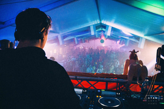 DJ’en voor starters: Mixtechnieken, apparatuur kiezen, tracks vinden, en optreden – alles wat je moet weten!